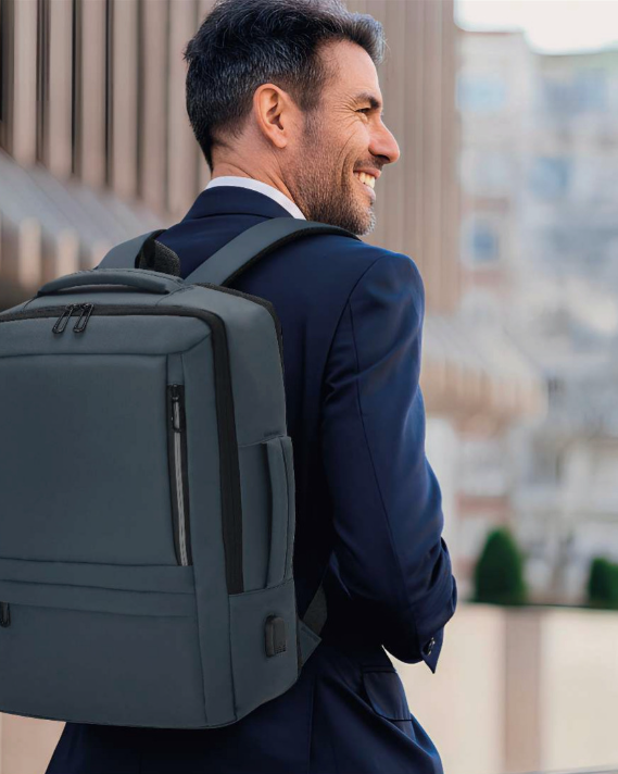 Hassoprint print on demand man in kostuum met rugzak